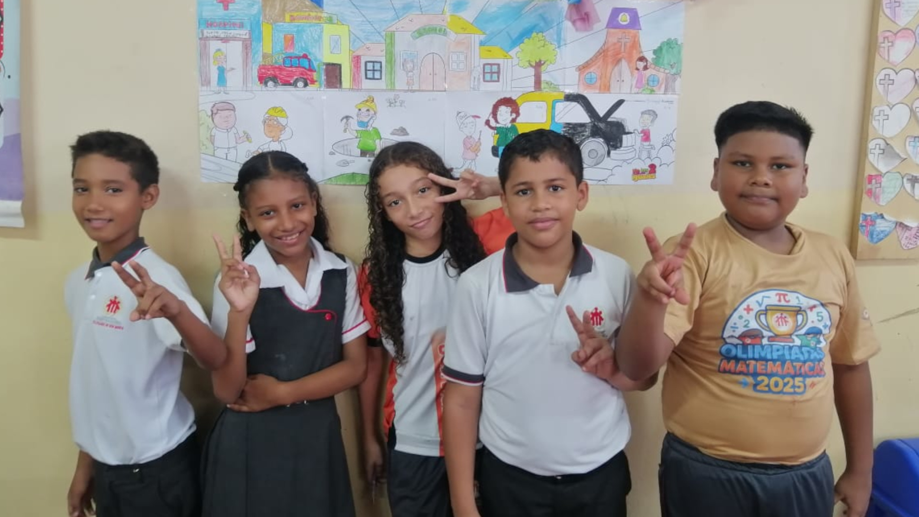 Niños y niñas escolares saludando.